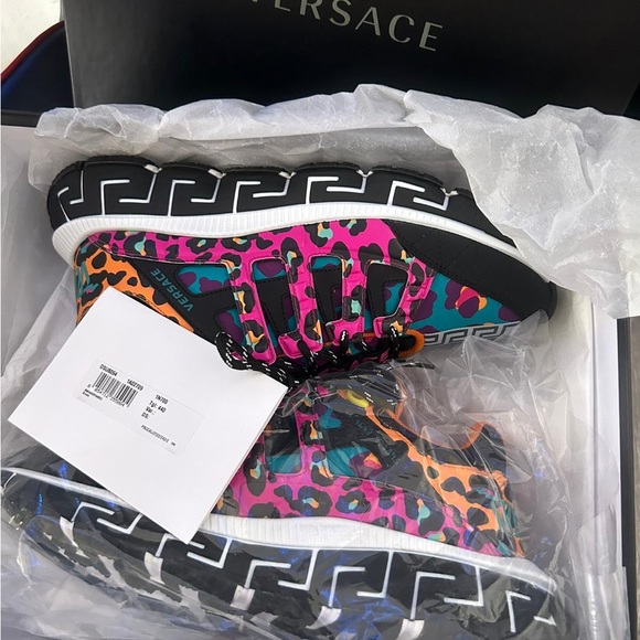 Am selling my versace trigreca shoes that I get for Christmas us10 - Picture 2 of 3